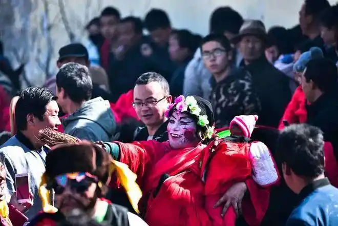 青海社火《湟源哑巴划拳》青海方言 搞笑微视频