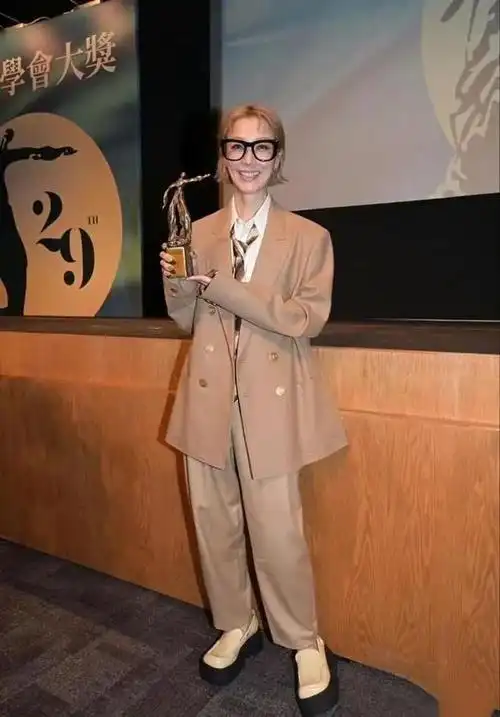 郑秀文的身高,在女性当中是不算低的,有168cm的个头.