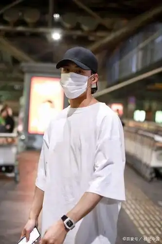 北京:姜潮现身机场,帅哥求婚后戴棒球帽口罩遮面低调现身!