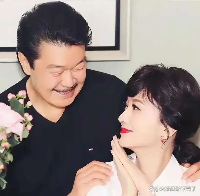 云泥之别!林青霞不缺钱看书写作见莫言,赵雅芝成天摆弄肢体赚钱