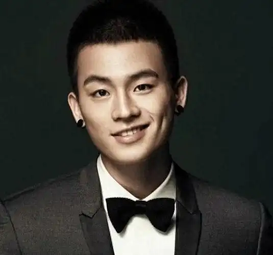 他们的发型无疑是加分的好选择,其中很多男艺人的发型甚至显得特别