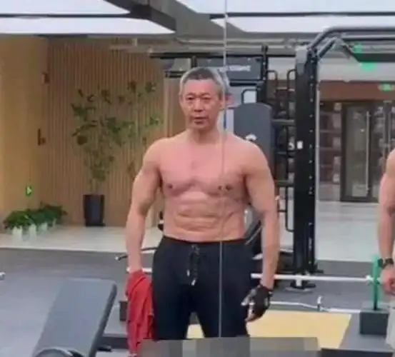 张丰毅健身画面曝光,68岁头发花白身材挺拔,肌肉太发达