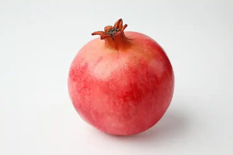 红色新鲜石榴水果美食