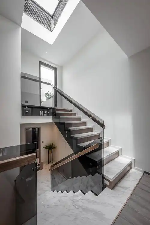 热衷简约不复杂的设计,4层联排别墅,内景称得上"低调有内涵"