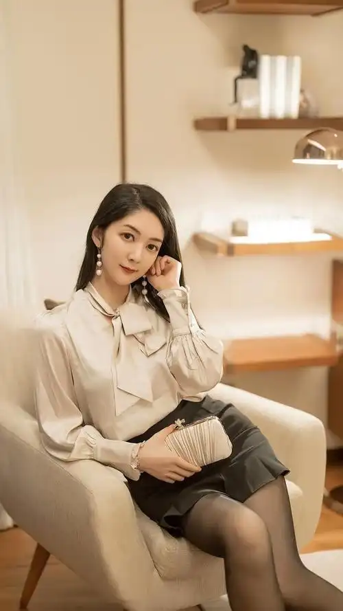 嫩模小热巴写真,蝴蝶结衬衫搭鱼尾包臀裙,甜美性感