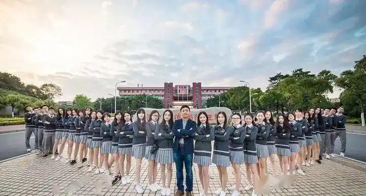 霸气v字形z字形爱心形毕业照是大家集体的回忆,一个有趣的队形可以为