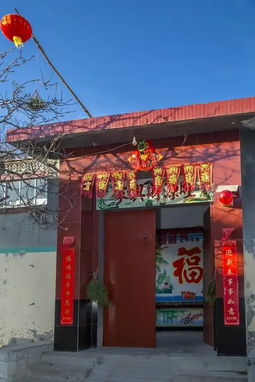 山村里农家院大门随拍