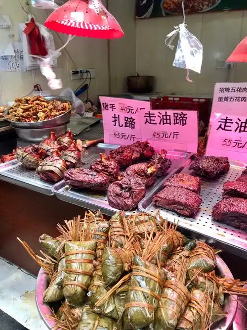 扎肉,肉馅烧卖,红烧蹄髈,麦芽糖,臭豆腐等共同构成了古镇朱家角小吃