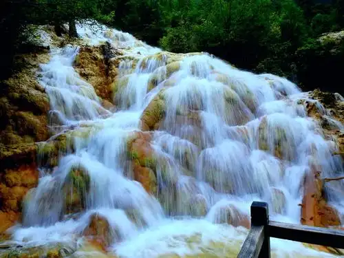 金碧辉煌的钙华瀑布,十分壮观.