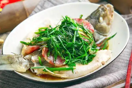 葱香腊肠蒸鲈鱼