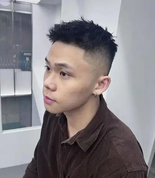 头发稀少的男生,建议剪这3款"短烫"发型,增加发量,潮流帅气