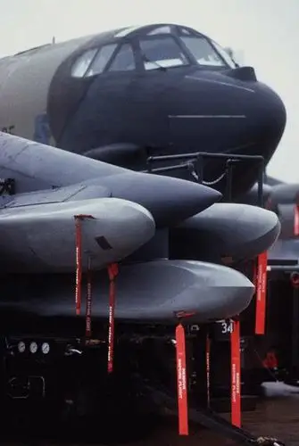 b-52h战略轰炸机加挂的agm-86空射型巡航导弹