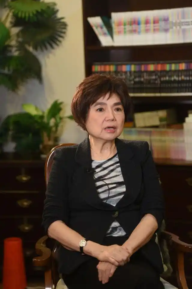 女作家梁凤仪用"挚爱"演绎香港传奇