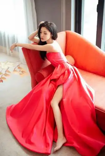 邓家佳离婚后太高调,芭比粉丝缎裙气质高级,被大长腿抢尽风头