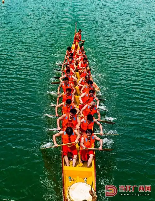 龙舟竞渡演绎水上速度与激情