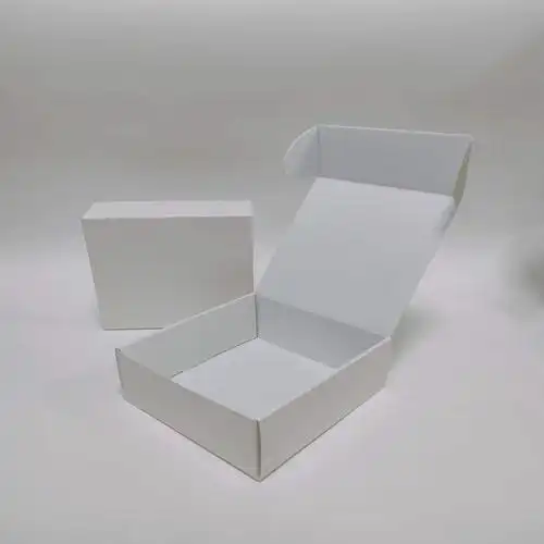 现货白色瓦楞纸盒w9材质加强加白型单粉卡坑盒通用包装盒飞机盒