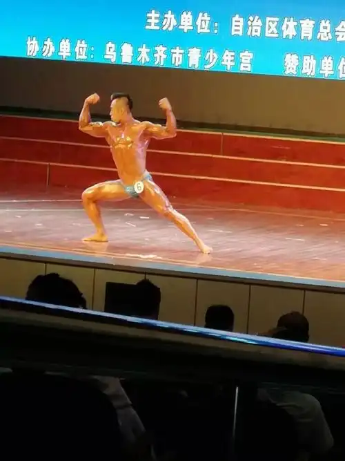 男子健美70kg冠军--朱鹏喜来几个合影