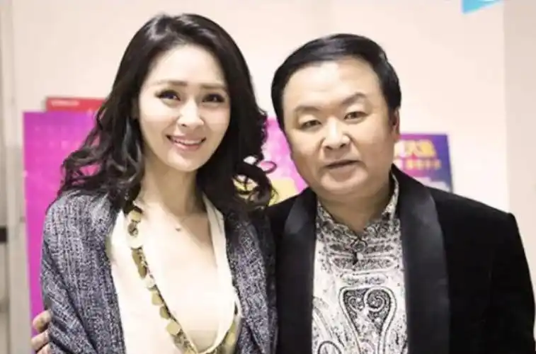 回顾演员于明加结婚13年只生孩子不做饭如今被丈夫一家宠成公主