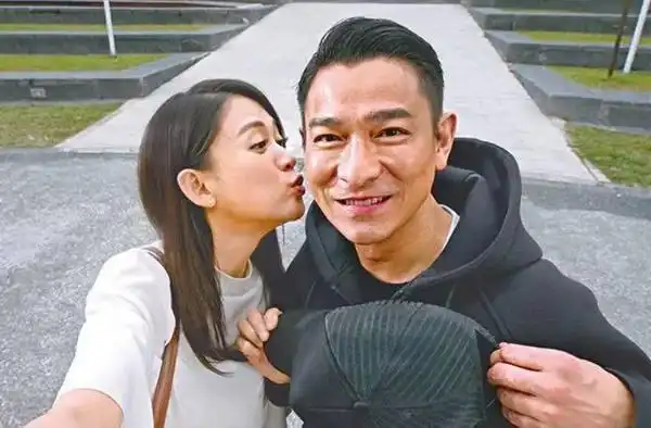 刘德华登薇娅直播间66万张电影票秒空服务器崩溃暴露真实颜值