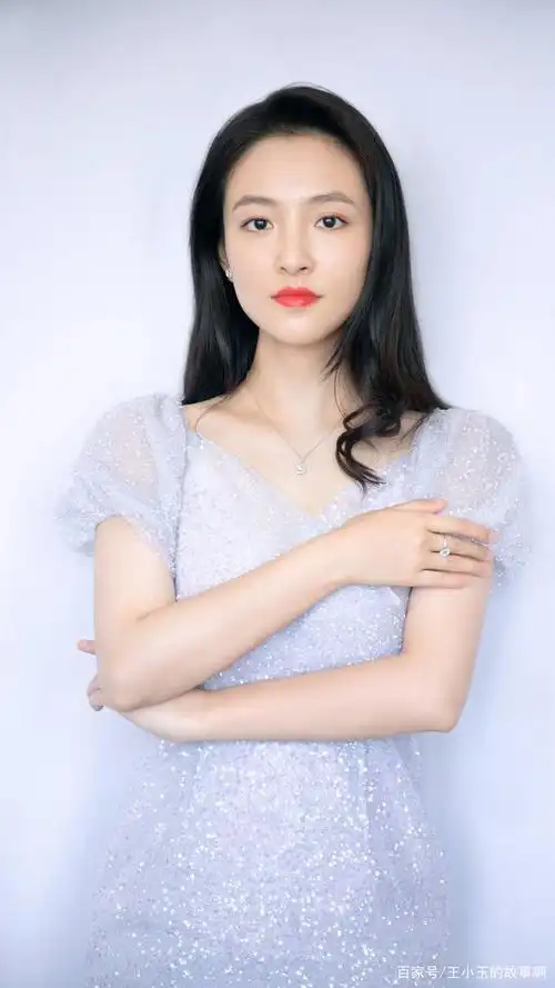 吴倩高清壁纸:清新甜美,可爱俏皮