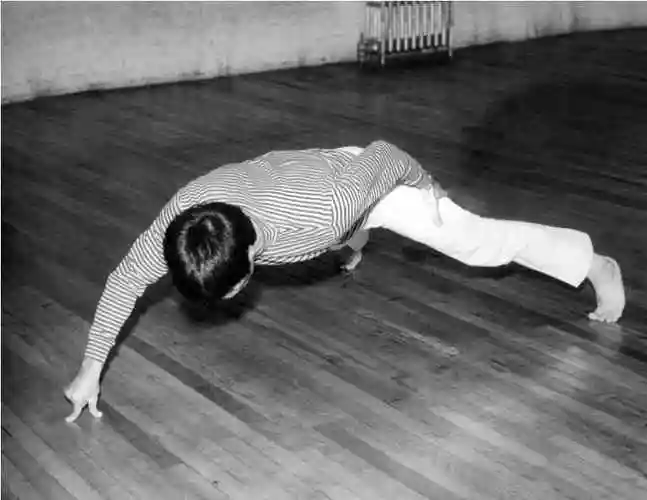 李小龙二指禅做俯卧撑