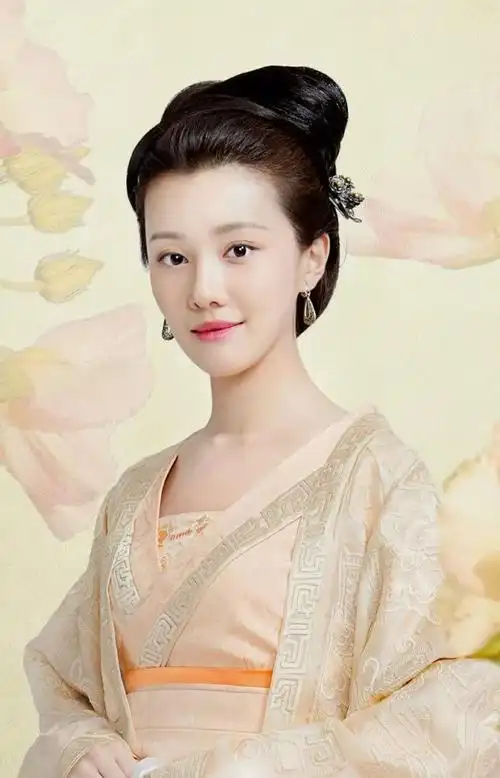 但其实华兰的扮演者王鹤润是四姐妹中年级最小的哦,94年生的现在只有