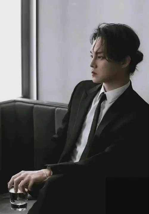 尹正披肩长发惹争议,被指无阳刚之气!网友直言让他放弃长发