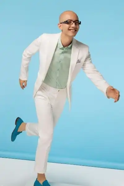 平安身穿白西装戴黑框眼镜阳光帅气写真