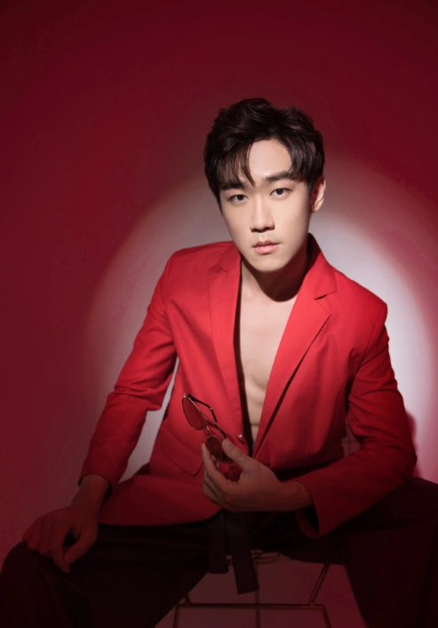 主播不求人在微博发布写真照颜值与气质完美诠释时尚