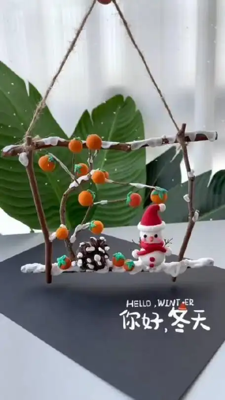 捡几根树枝和松果搭配粘土就能做出好看的冬天立体手工下雪啦