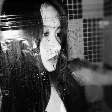 抖音最火头像女生伤感黑白