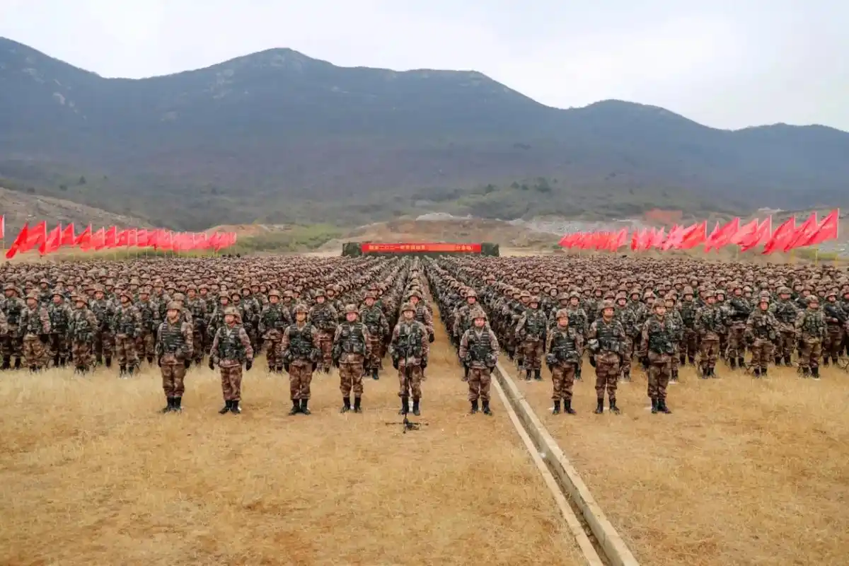 部队教会我们挺胸抬头,社会教会我们低头做人#退役士兵 #迷彩 - 抖音