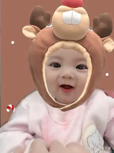 满月照 一百天左右的时候 一个多月的时候 然后几张觉得很可爱的照片