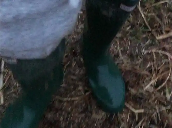 绿色hunter雨靴踩泥