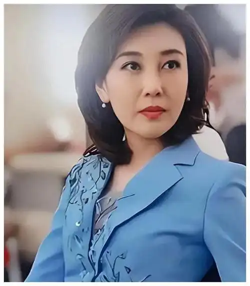 央视最美主持人,45岁低调嫁大学老师,爱情事业双丰收