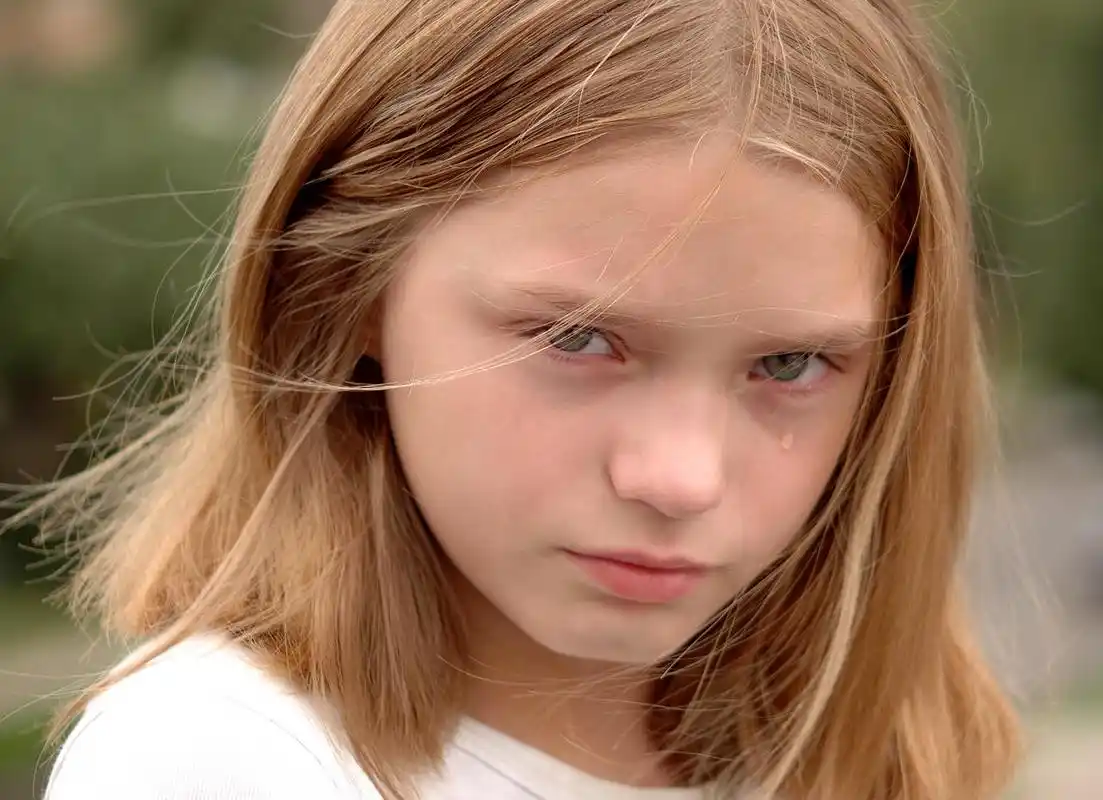 哭的女人女人孤独烦躁恼火烦躁无奈后悔长睫毛女人眼睛伤心流眼泪灰色