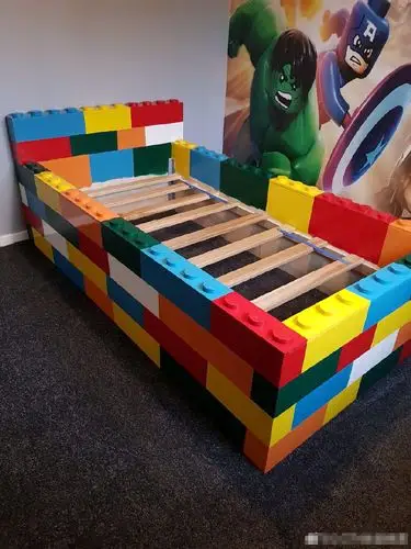 父子合力diy"乐高床" 儿子给木床上色不亦乐乎