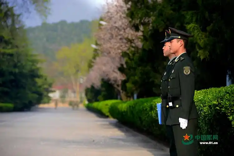警卫连在进行站岗执勤.