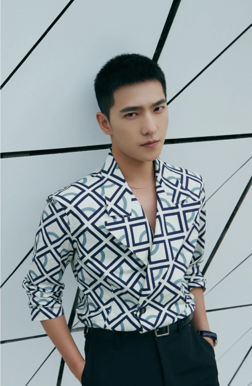 国际铂金协会pgi形象代言人杨洋佩戴铂金首饰时髦硬朗