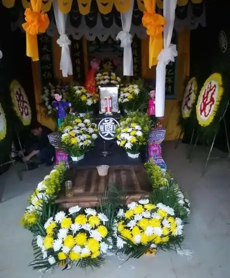 男子潜入原单位给前上司设灵堂,摆花圈撒纸钱白活齐全,细节曝光