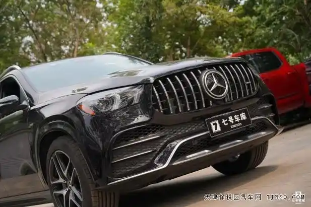 主页>奔驰>奔驰gle>正文全新奔驰gle53 amg前脸采用了amg专业的进气