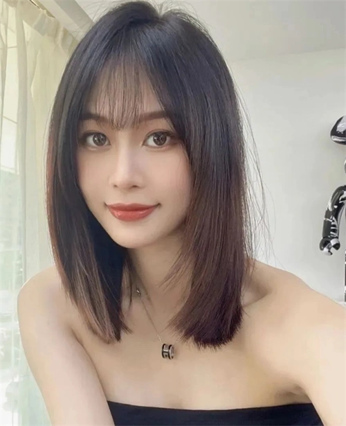 韩式低调锁骨发推荐,自然弧度的发型柔和硬朗的五官轮廓,非常耐看.
