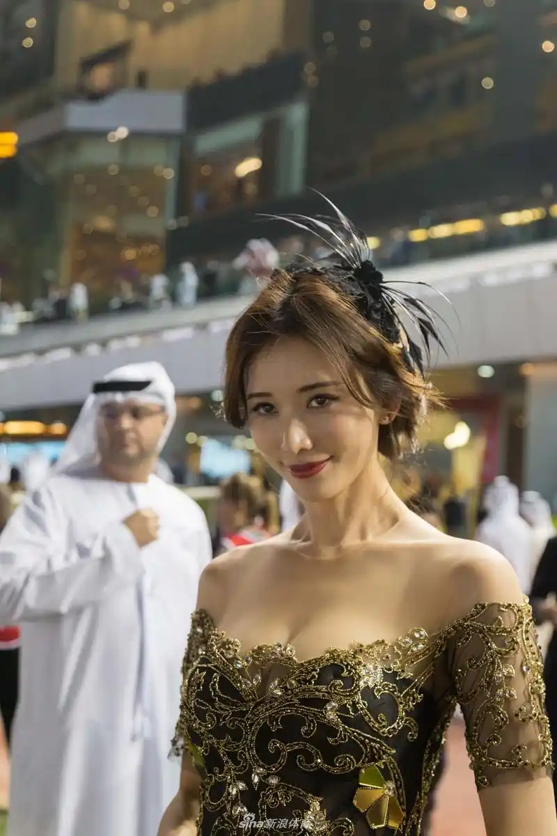 林志玲现身迪拜赛马场低胸装高贵不失性感组图