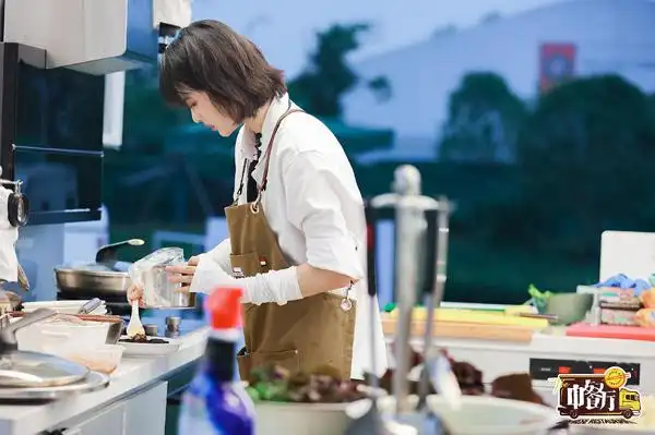 《中餐厅》第五季姚安娜克服"杀虾"恐惧 宁静相聚好姐妹李斯丹尼