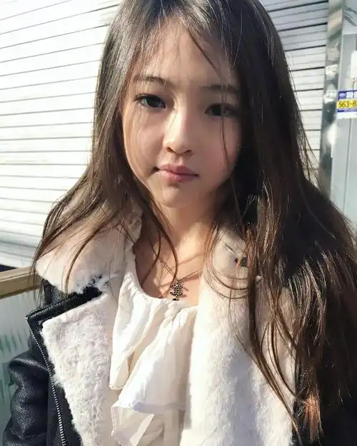 这位德韩混血女孩ella gross简直就是"小仙女"!_跨境