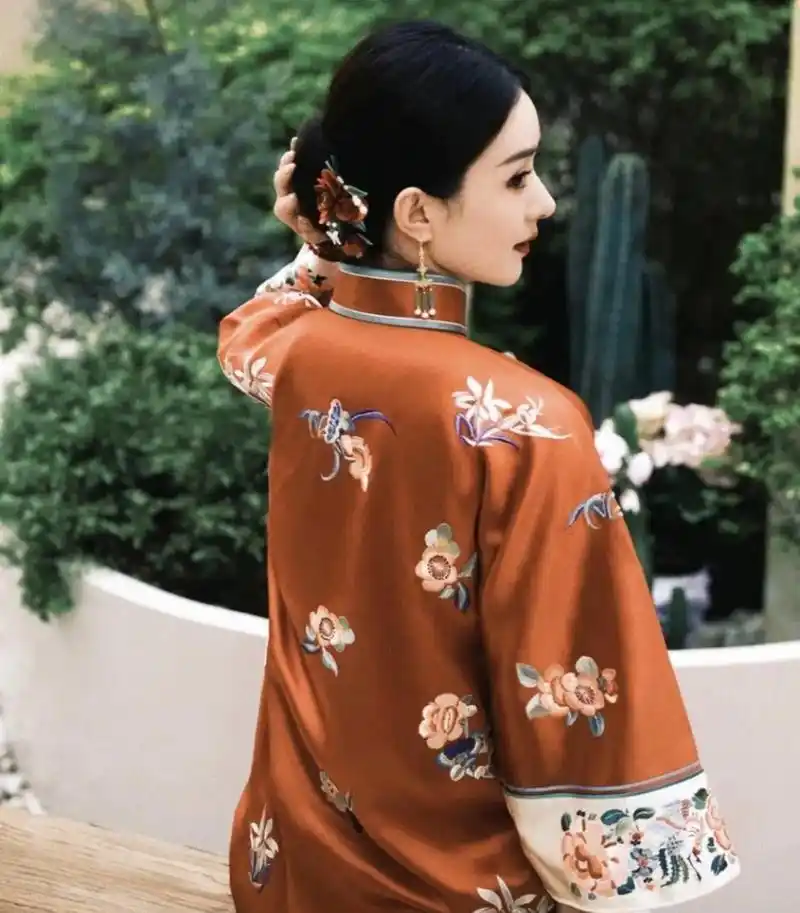 赵丽颖的旗袍造型真美,端庄秀丽,温婉可人,很是惊艳!