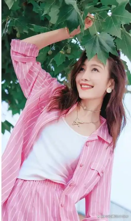 "猫耳朵"的牛仔短裤搭配粉色短袖,王鸥女神大胆挑战芭比粉!