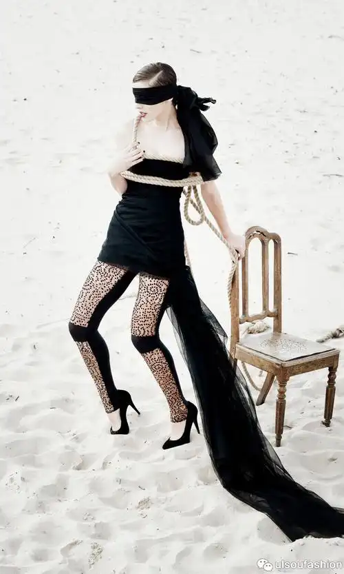 捆绑都成了时尚艺术这丝袜广告广告确实有些另类