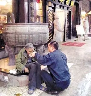 网帖曝保安蹲地给流浪老人喂面条 感动网友(图)