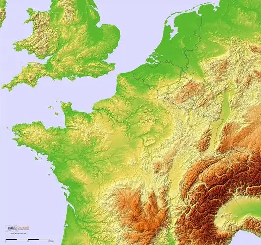 43度~51度,中部和北部为温带海洋性气候,全年温和湿润,降雨分布均匀